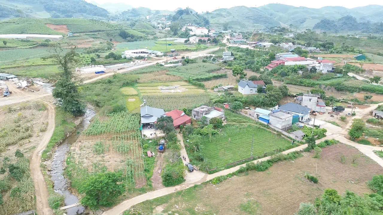 Đất thổ cư Mộc Châu 310m² giá 2 tỷ - Sổ hồng chính chủ, vị trí đắc địa!