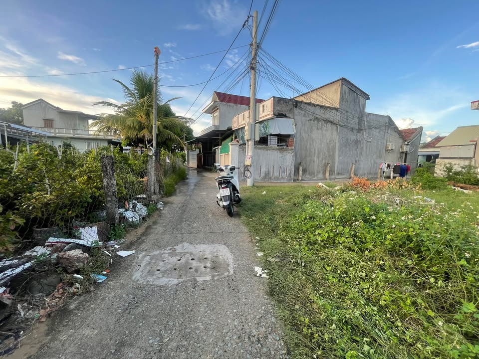 Đất nền Bình Kiến, Tuy Hòa 100m² giá 900 triệu - Sổ đỏ chính chủ, vị trí đẹp!