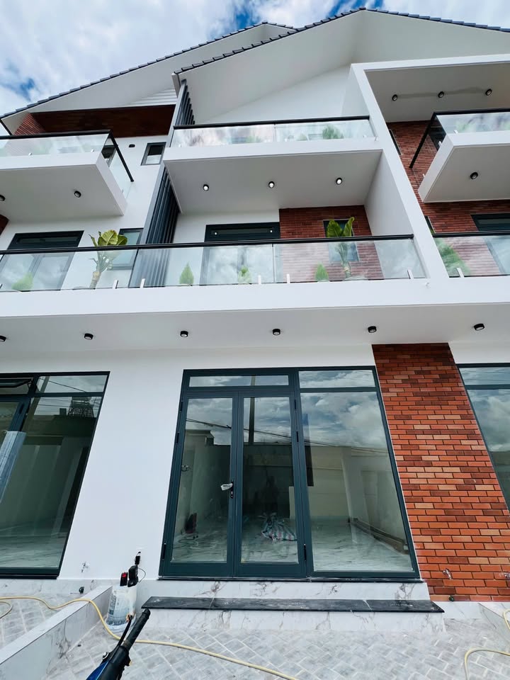 Nhà mới xây trên đường Nguyễn Hữu Cầu, Đà Lạt - Giá chỉ từ 5 tỷ