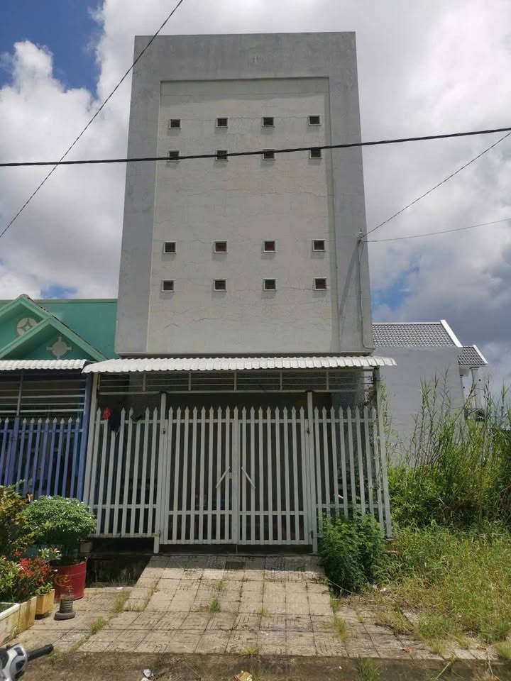 Nhà Yến 3 tầng mặt tiền đường Lê Thị Bảy, Bạc Liêu - Sổ hồng chính chủ!