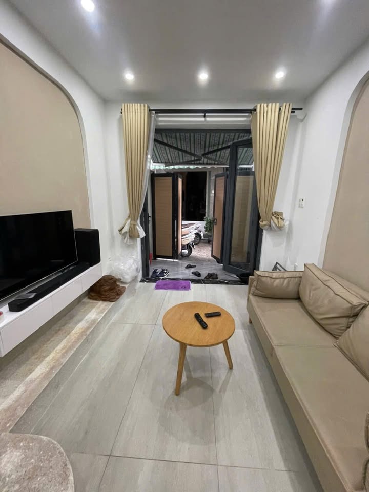 Nhà nguyên căn 3 tầng cho thuê tại Lý Tự Trọng, Hải Châu - 10 triệu/tháng, đầy đủ nội thất!