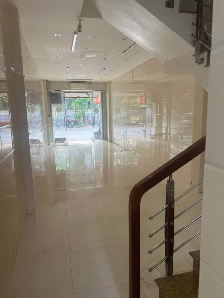 Nhà nguyên căn 3 tầng tại đường Nguyễn Đức Cảnh, Vinh - Giá 10 triệu/tháng, thuận tiện kinh doanh!