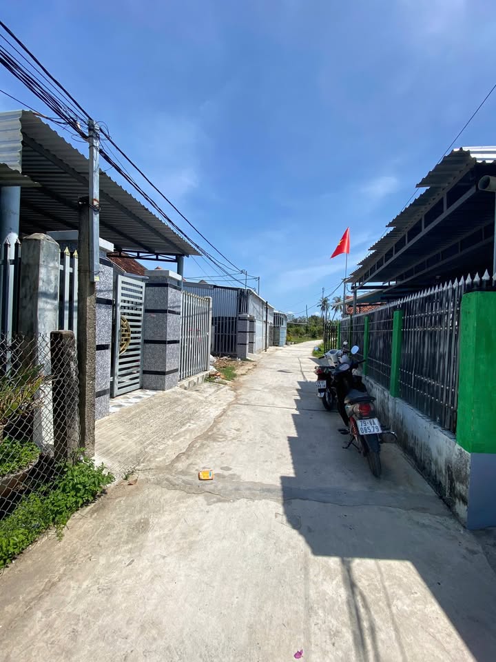 Nhà bán Vạn Thắng, Vạn Ninh 300m² giá 1.1 tỷ - Đường ô tô, tiện nghi