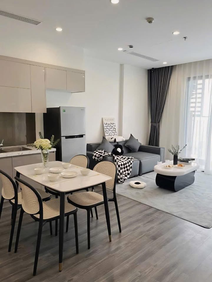 Căn hộ Vinhomes Green Bay Nam Từ Liêm 68m² giá 8.1 tỷ - Thiết kế hiện đại, ban công thoáng mát!