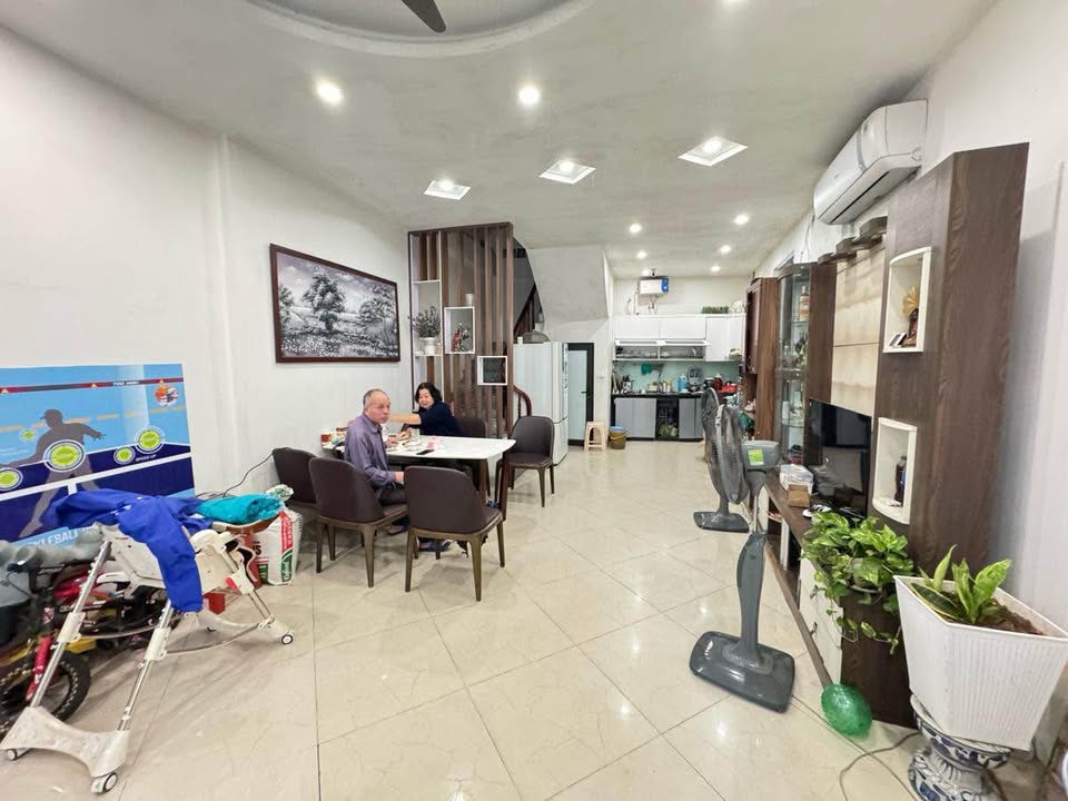 Nhà phố Phạm Văn Đồng Bắc Từ Liêm 50m² giá 14 tỷ - Mặt tiền đẹp, kinh doanh thuận lợi!