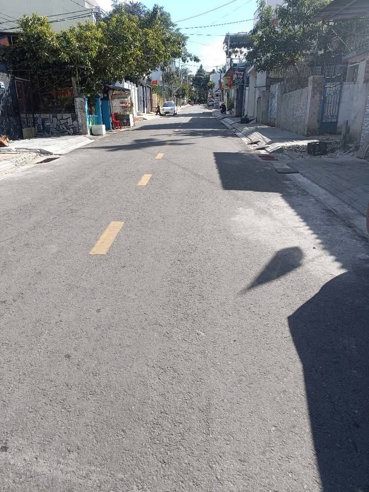 Nhà 1 trệt 1 lầu mặt tiền đường Nguyễn Hữu Huân, TP Pleiku 72m² giá 2.9 tỷ - Tiện ích đầy đủ xung quanh!