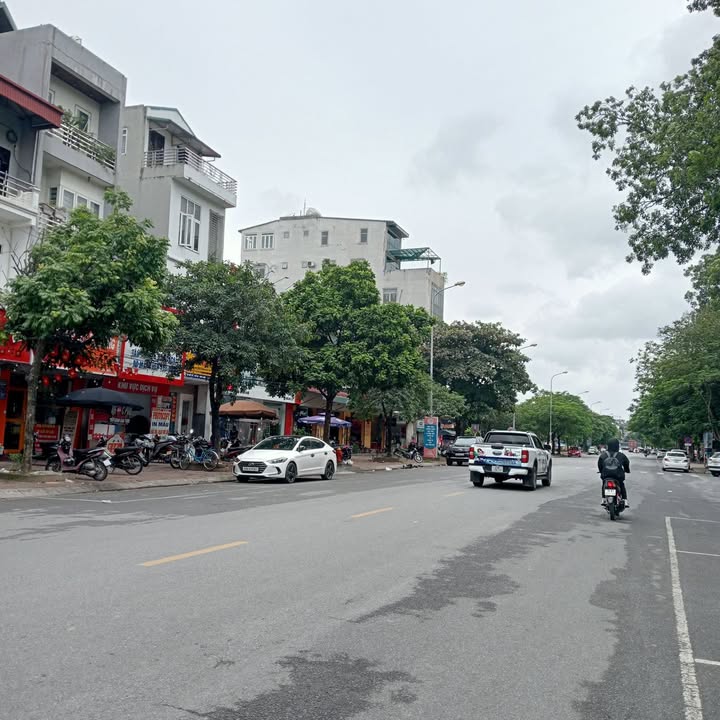 Nhà phố Cổ Bi, Gia Lâm, 60m² - Kinh doanh sầm uất, mặt tiền 4.1m!