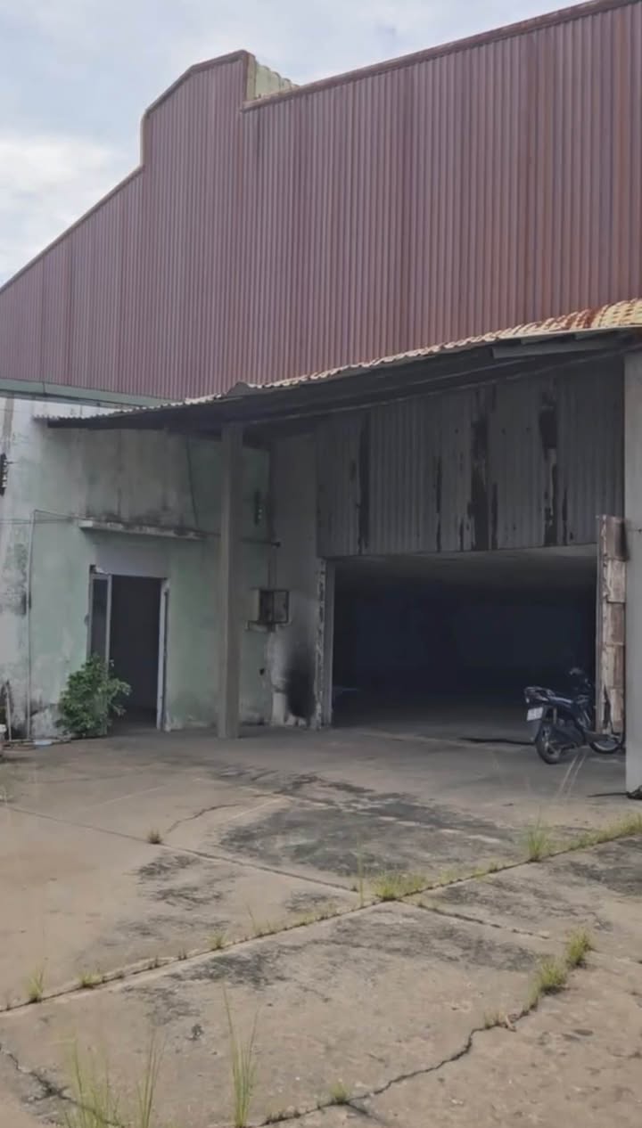 Cho thuê kho bãi Hóc Môn 2300m² giá 100 triệu - Diện tích rộng rãi, xe container vào tận nơi!