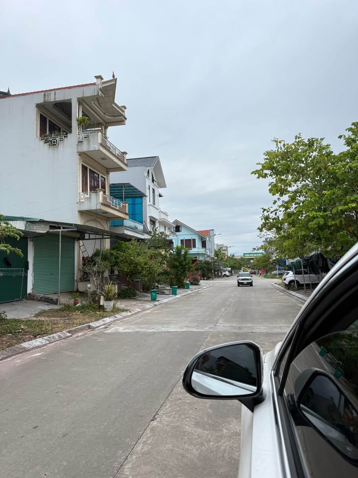 Đất nền Hải Yên Móng Cái 90m² giá 2.3 tỷ - Sổ đỏ chính chủ, khu đông dân cư!