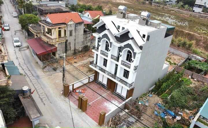 Nhà 3 tầng đẹp tại khu 3 Giếng Đáy, Việt Hưng, 211m² - Ô tô đỗ trong sân!