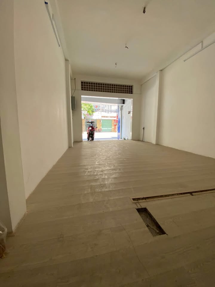 Nhà mặt tiền kinh doanh đường Đồng Đen, Tân Bình 76m² giá 28 triệu - Địa điểm lý tưởng cho mọi ngành nghề!