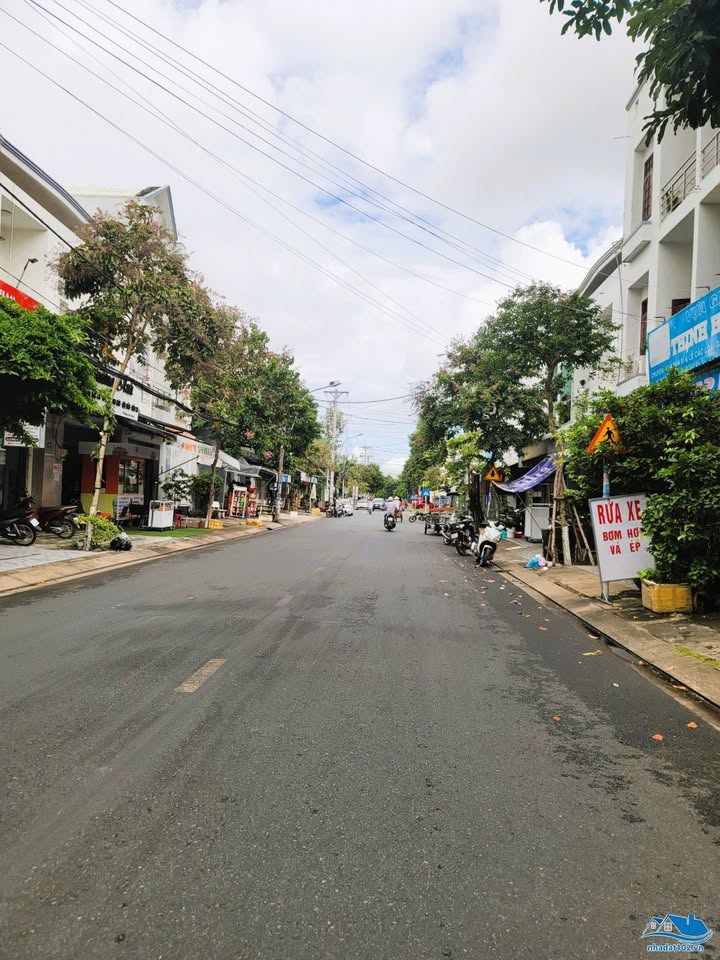 Nhà 1 Trệt 1 Lầu 3PN Đường Phạm Hùng, Rạch Giá, 100m² - Vị trí đắc địa, chỉ 3.6 tỷ!