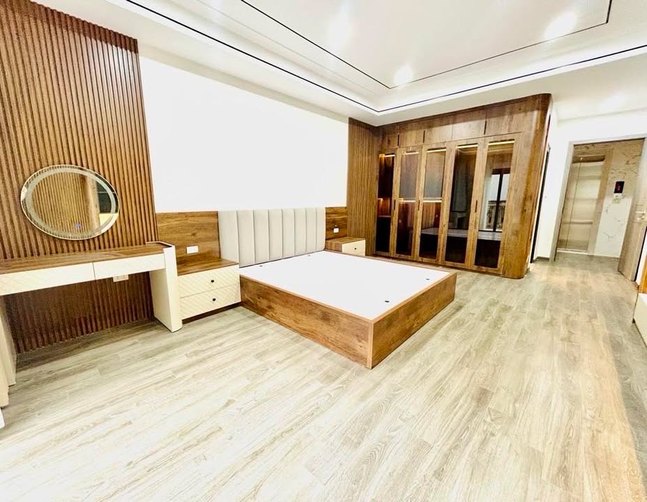 Nhà phố Xuân La, Tây Hồ 40m² giá 9.8 tỷ - Tiện ích vô vàn, thang máy hiện đại!