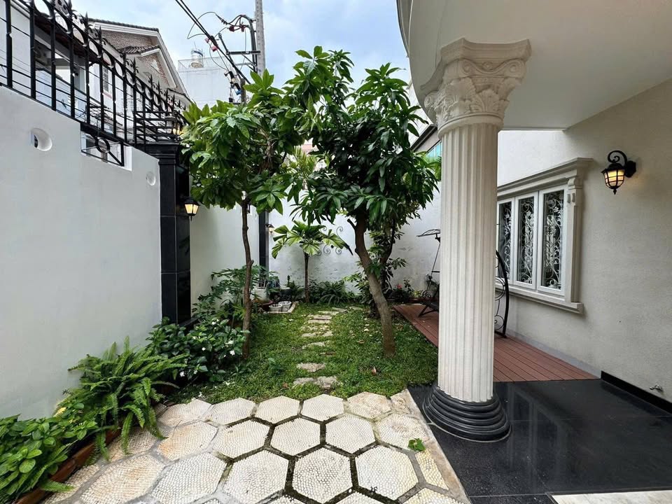 Biệt thự sân vườn cho thuê tại Nguyễn Gia Trí, Bình Thạnh 250m² - Không gian lý tưởng cho kinh doanh!