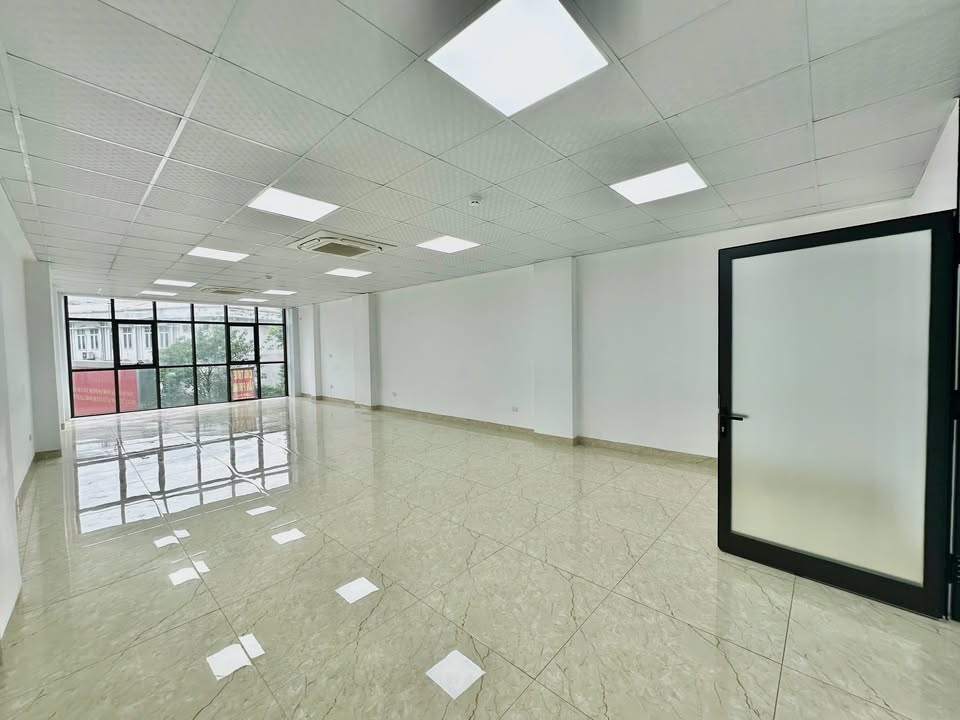 Cho thuê tòa nhà văn phòng góc tại Ngụy Như Kon Tum, Thanh Xuân, 175m² - Đầy đủ tiện nghi văn phòng!