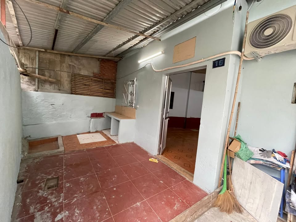 Nhà cấp 4 cho thuê tại Ngõ 184 Hoa Bằng, 45m² - Thiết kế thoáng mát, có gác xép!