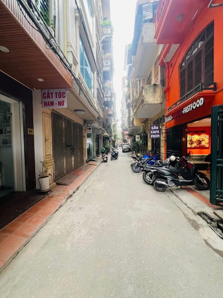 Bán nhà phố Phan Văn Trường, Cầu Giấy 100m² giá 29.9 tỷ - Đầu tư sinh lời ngay!