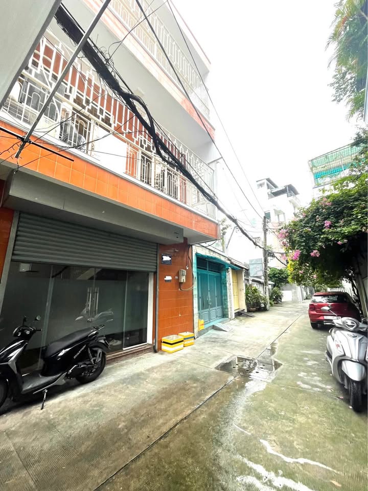 Nhà phố 3 tầng quận 10, 43m² giá 11 tỷ - Hẻm ô tô tránh rộng rãi!