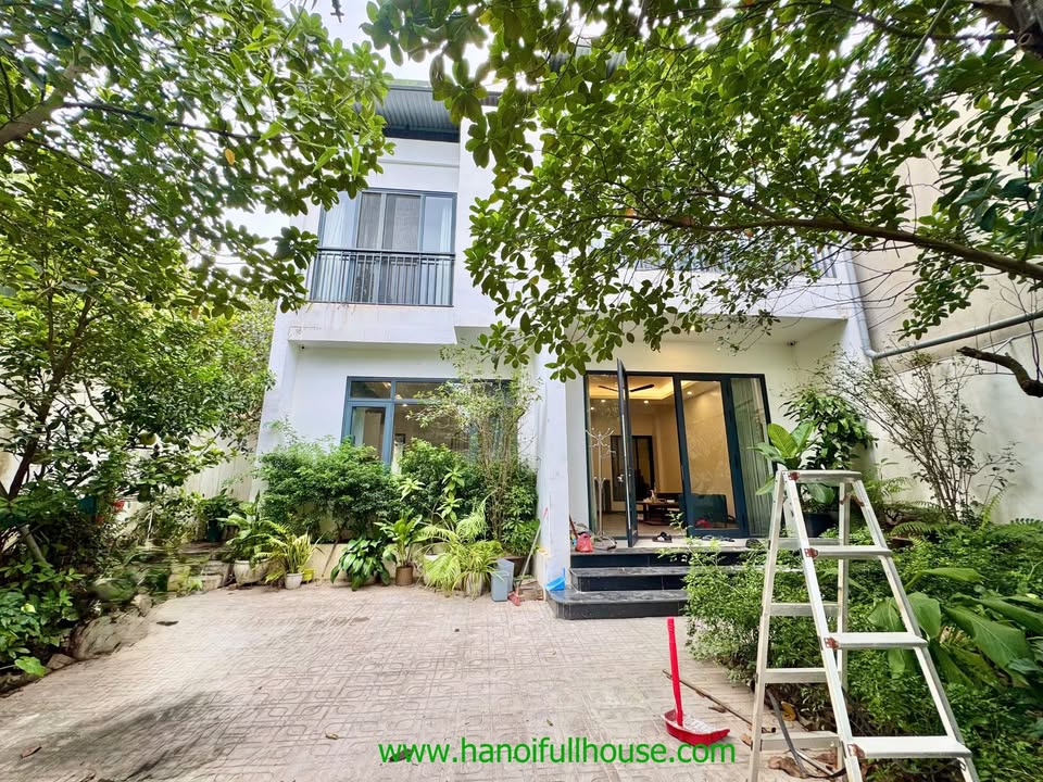 Nhà sân vườn 4 phòng ngủ đường Âu Cơ quận Tây Hồ - Giá chỉ 36 triệu/tháng!