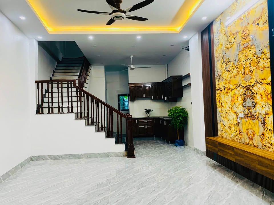 Nhà 3 Tầng Mới Tinh Phường Đông Hương 55m² giá 3.XX tỷ - Ô Tô Đậu Trước Cửa!