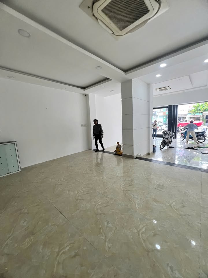 Nhà mặt tiền Đinh Tiên Hoàng, Quận 1, 120m² - Vị trí đắc địa, cho thuê ngay!