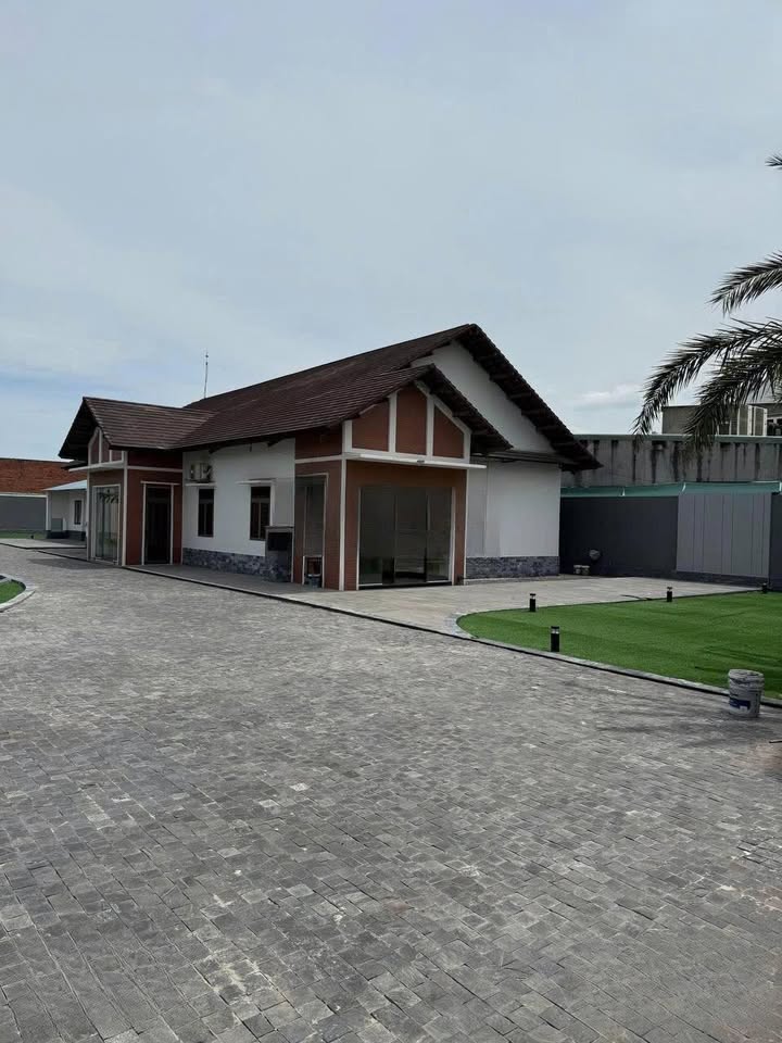 Cho thuê mặt bằng mặt tiền Lò Lu Thủ Đức 1.650m² - Kết cấu villa sân vườn thoáng mát!