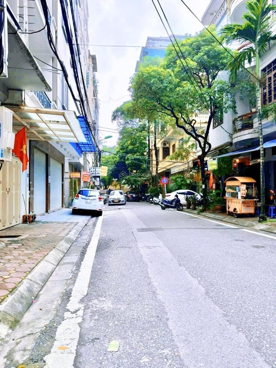 Nhà kinh doanh Phạm Tuấn Tài Cầu Giấy ô tô tránh sát phố, mặt tiền khủng 6m