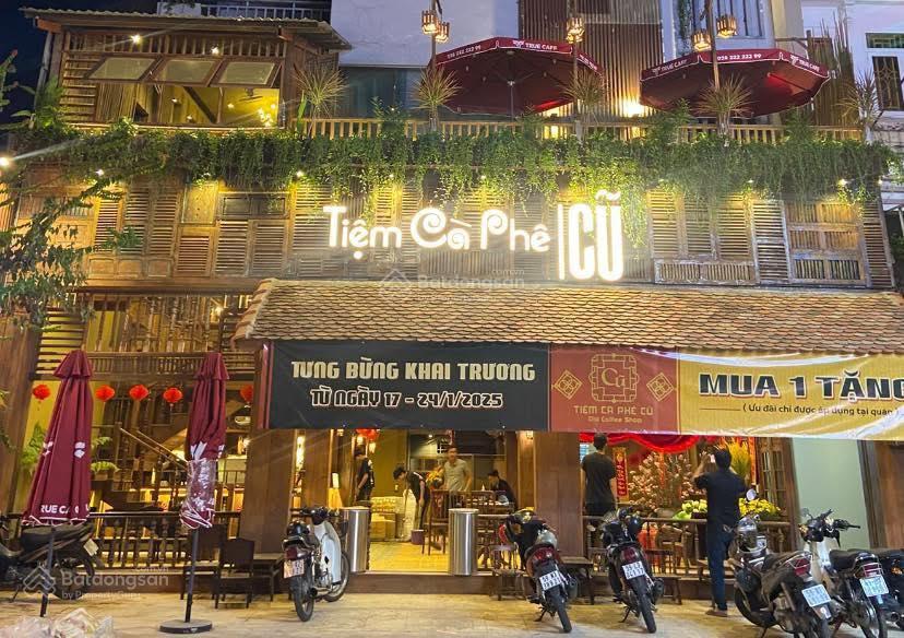 Nhà mặt tiền Tên Lửa, Bình Tân 178m² giá 25 tỷ - Quán cafe đông khách