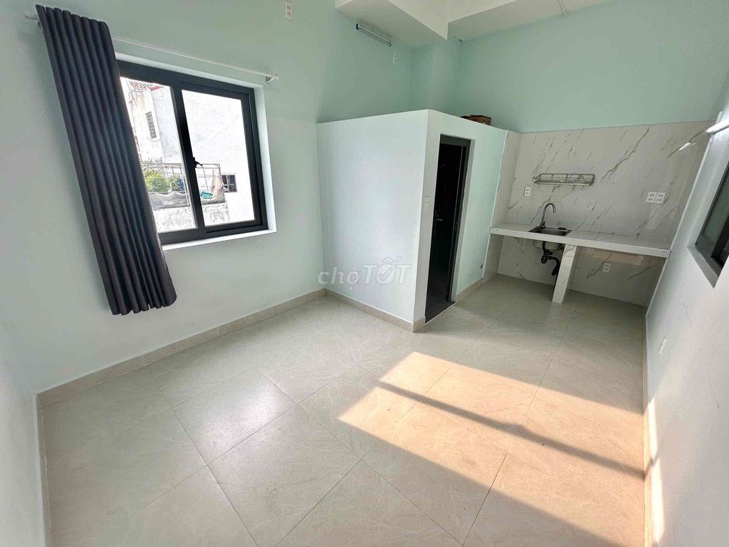 Studio cửa sổ trời tại cầu Bình Lợi, 28m² giá 4.2 triệu - Tiện nghi đầy đủ!
