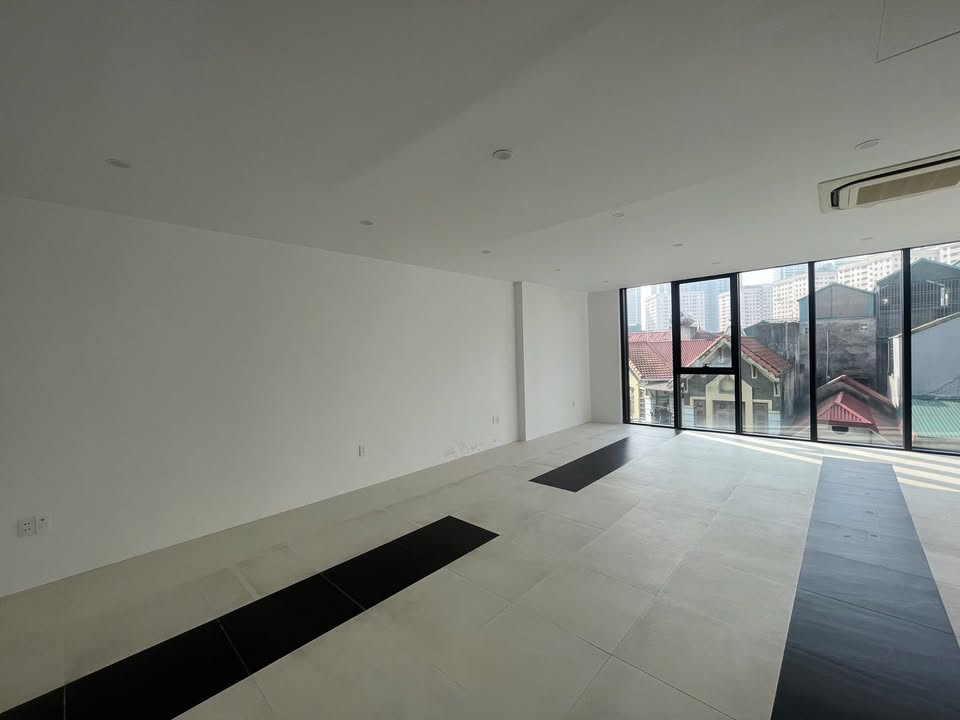 Cho thuê FrontHouse phố Hoàng Ngân, Cầu Giấy, Hà Nội 100m² - Thiết kế hiện đại, vị trí đắc địa!
