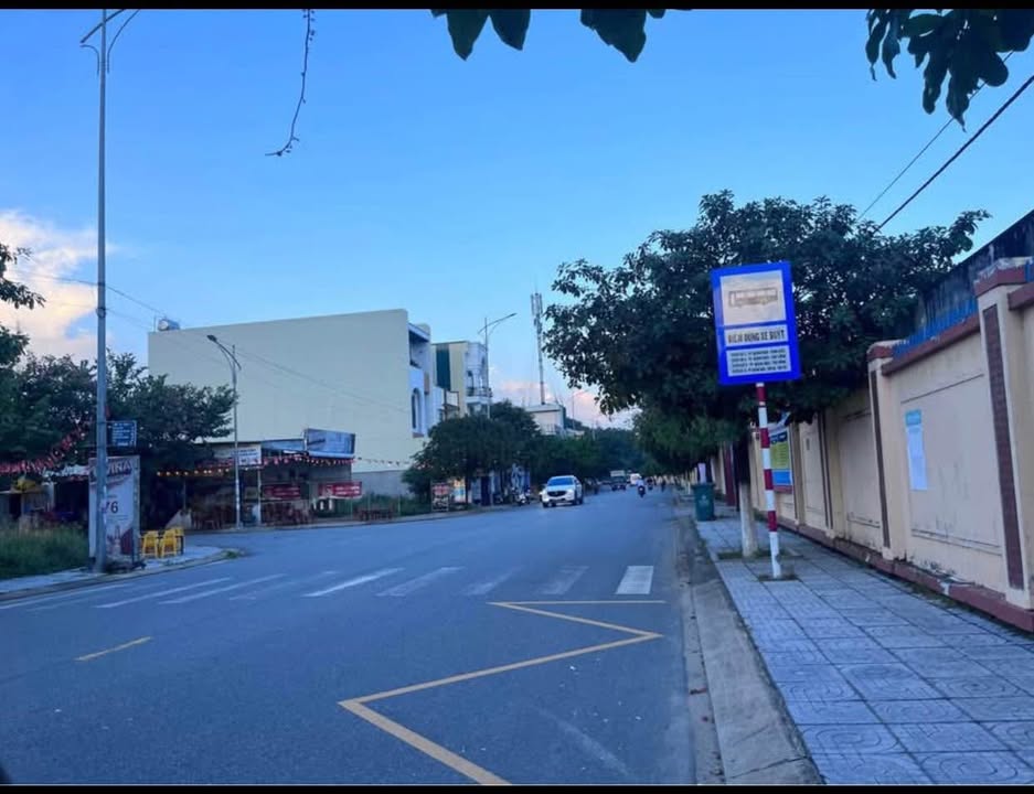 Bán gấp FrontHouse mặt tiền Huỳnh Thúc Kháng 107m² giá 3 tỷ - Tiềm năng kinh doanh lớn!