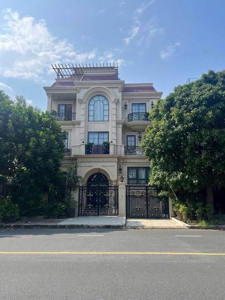 Biệt thự đơn lập đường số 13 Khu Nam Thông - Phú Mỹ Hưng, 270m² giá 120 tỷ - Nhà đẹp, view công viên!