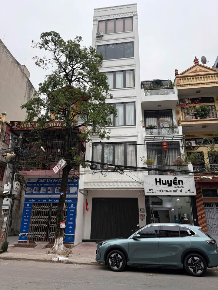 Bán nhà mặt phố Nguyễn Văn Cừ, Bắc Giang 70m² giá 1 tỷ - Mặt tiền 4.7m, thang máy xịn