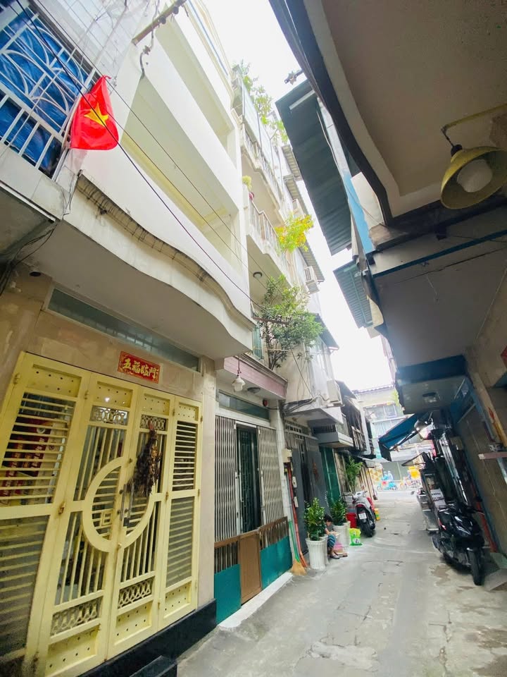 Nhà phố Nguyễn Biểu, Quận 5, 27m² giá 6.4 tỷ - Hẻm ô tô, chính chủ!