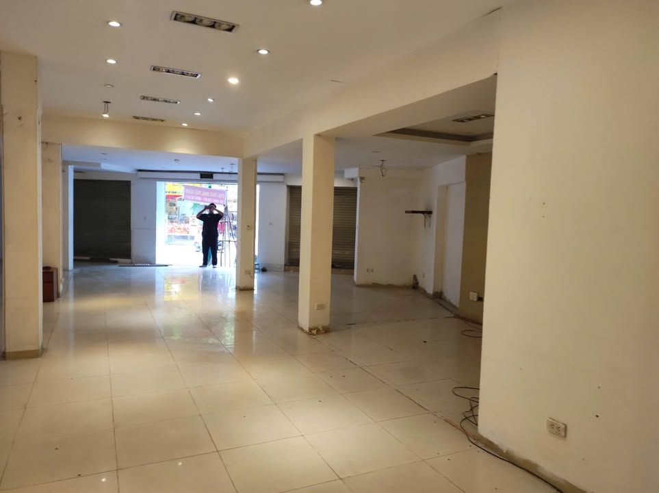 Mặt bằng kinh doanh cho thuê Tràng Thi 290m² giá 200 triệu - Vị trí vàng trung tâm Hà Nội!