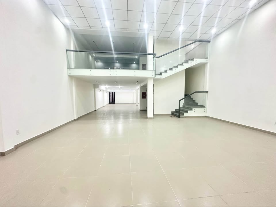 Tòa nhà văn phòng cho thuê tại Biên Hòa 1200m² - Thang máy và hầm xe rộng rãi!