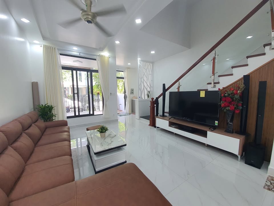 Cho thuê nhà phố Lavila quận 7 4PN giá 26 triệu - Full nội thất sang trọng!