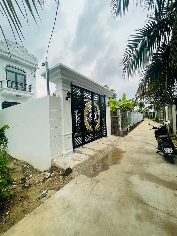 Nhà Tân Cổ Điển Phường Trung An, 205m² giá 3.58 tỷ - Thiết kế sang trọng, đầy đủ nội thất!