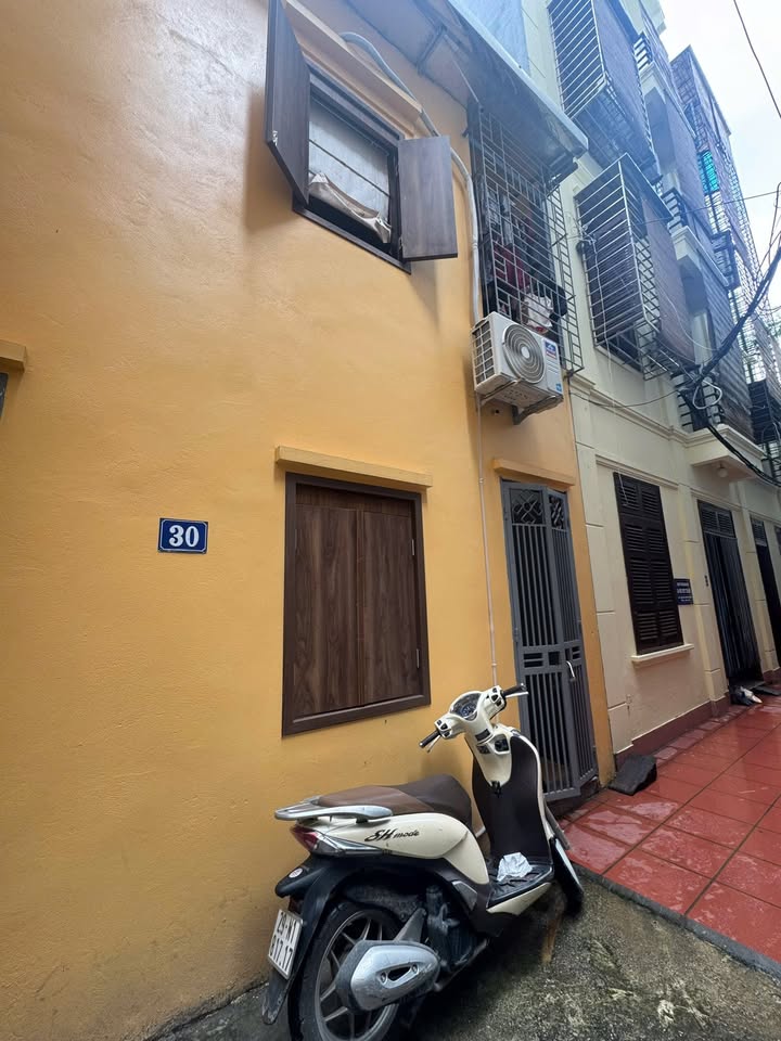 Nhà cho thuê 2 tầng tại Ngõ 381 Nguyễn Khang - An ninh tốt, gần chợ và trường học!