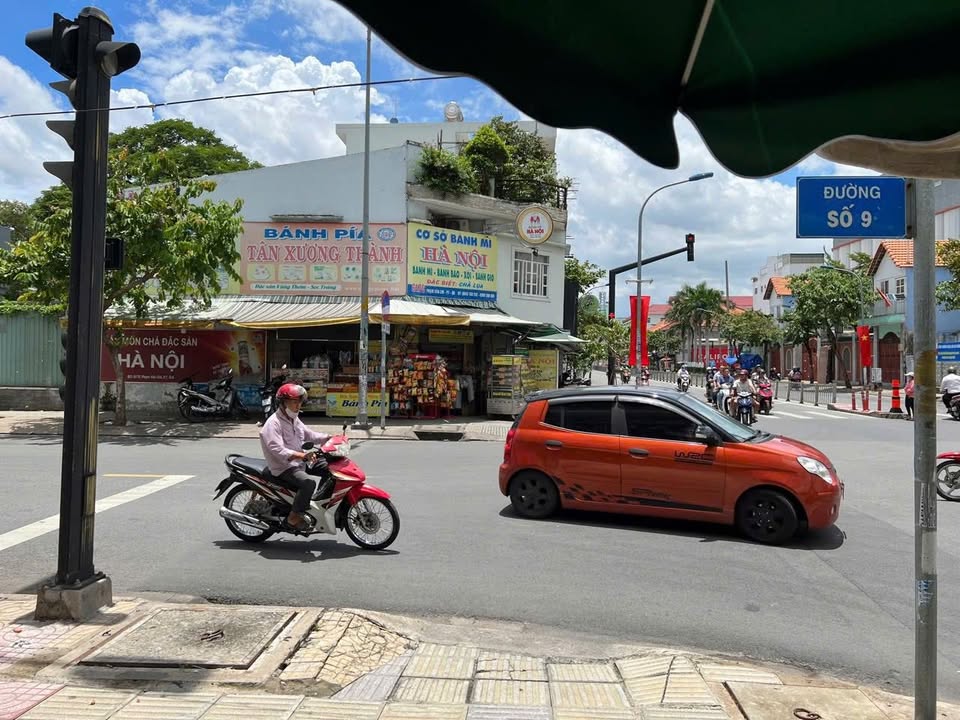 Nhà Phố Mặt Tiền Phạm Văn Chí, Quận 6 - Diện Tích 24.8m² - Đầu Tư Sinh Lời Ngay!