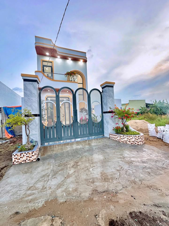 Nhà phố hiện đại tại Cần Giuộc 125m² giá 3.49 tỷ - Sân vườn thoáng mát, nội thất đầy đủ!