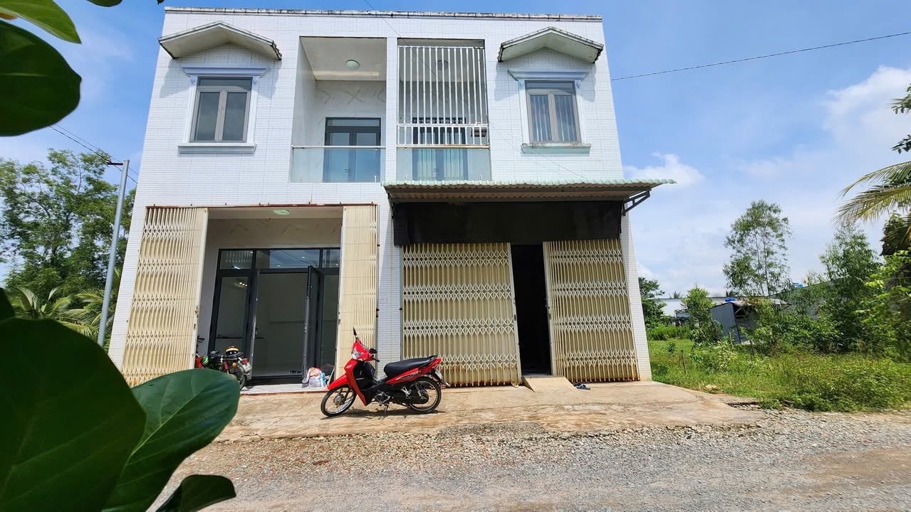 Nhà 1 trệt 1 lầu 4 phòng ngủ tại xã Hòa Khánh Nam, giá chỉ 1.35 tỷ - Cơ hội không thể bỏ lỡ!