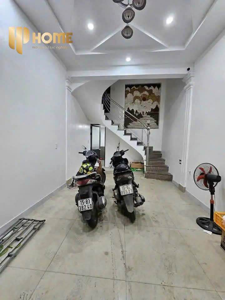 Nhà mặt đường Chùa Hàng 32m² giá 9.5 triệu - Kinh doanh sạch sẽ