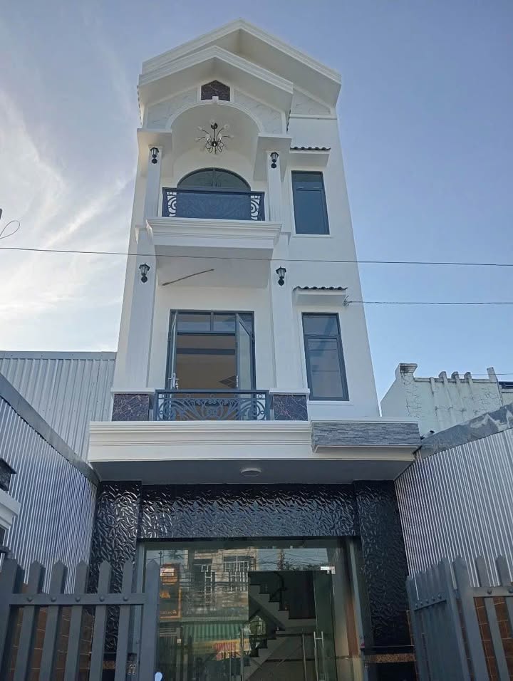 Nhà phố 3 tầng đường Võ Văn Trị, Cao Lãnh - Đầy đủ tiện nghi chỉ 4 tỷ VND!