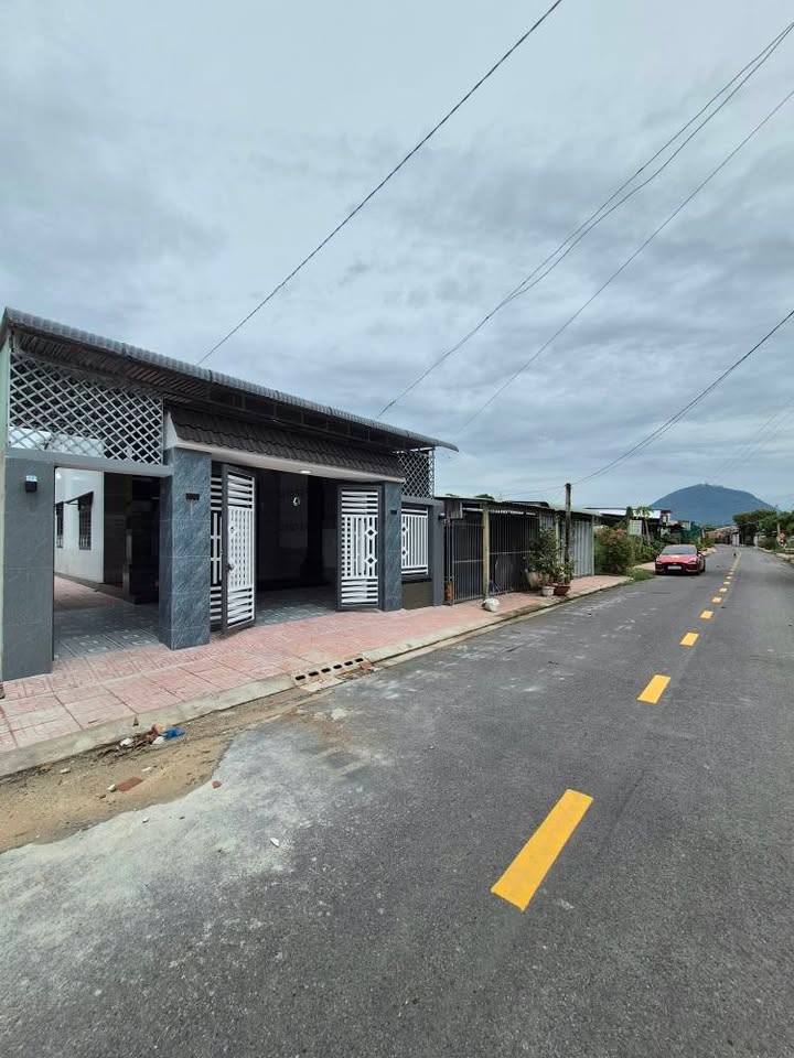 Nhà mới bán khu phố Ninh Đức, phường Ninh Thạnh, 210m² giá 2.3 tỷ - Thiết kế rộng rãi, tiện nghi đầy đủ!