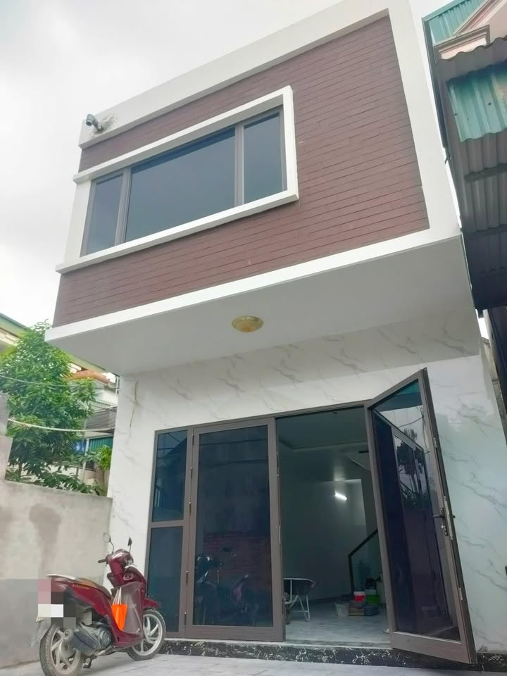 Căn nhà 2,5 tầng tại Uông Bí 80m² giá 2.3 tỷ - Thiết kế hiện đại, vị trí trung tâm!