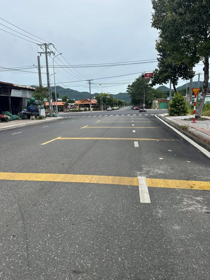 Nhà mặt tiền Lê Duẩn, Thủ Đức 60m² giá 2 tỷ - Kinh doanh thuận lợi!