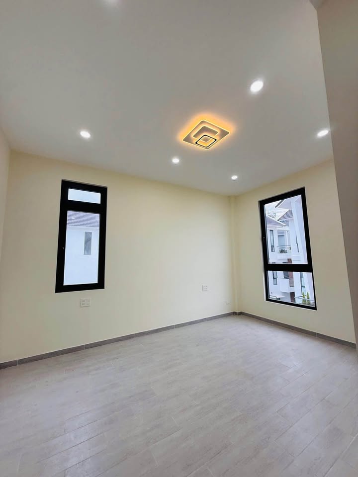 Nhà mặt tiền đường Nguyễn Hữu Cầu, Đà Lạt 85m² giá 5 tỷ - Thiết kế hiện đại, sẵn sàng ở ngay!