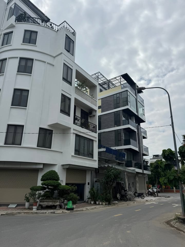 Đất phân lô 32m² Ngọc Thụy giá 13 tỷ - Ô tô đỗ cửa, lô góc hiếm có!