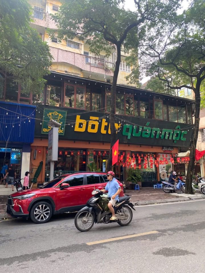 Cho thuê nhà mặt phố Giảng Võ quận Ba Đình 220m² - Kinh doanh sầm uất ngay trung tâm!